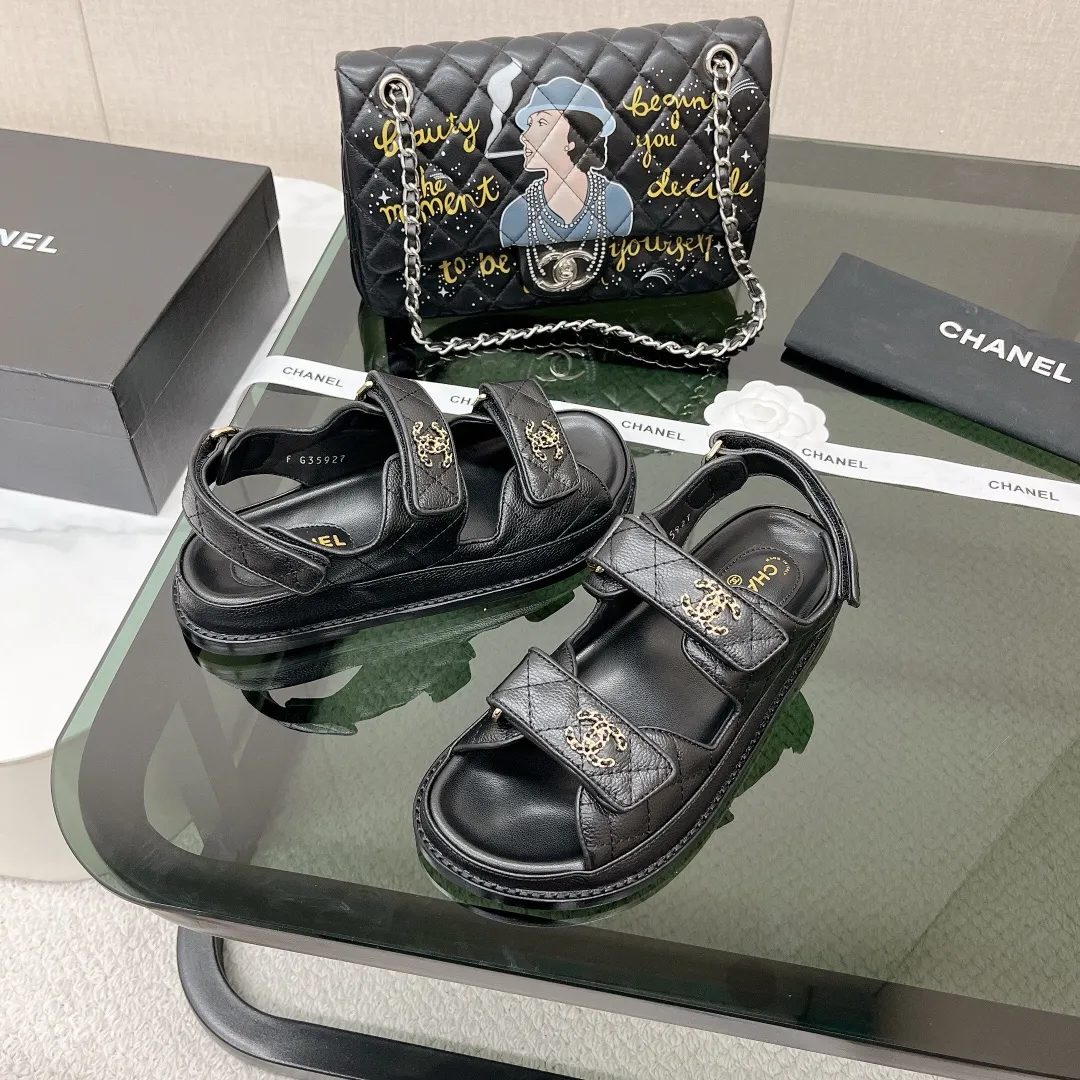 👟👟Ex-factory price 480👟👟 CHANEL's classic runway sandals, versatile M skirts/trousers, Internet celebrities wear them with socks of different colors, and they are super stylish. The classic style has new colors. The shoe shape and midsole craftsmanship are all genuine. The real ones are more textured and atmospheric than the pictures. Mixed cloth and patent leather surface. ✔️Electric embroidered cowhide surface... Genuine leather thick bottom Z👟👟Factory price open mold midsole... Original metal buckle/diamond buckle code number: 35-40 regular size supporting packaging